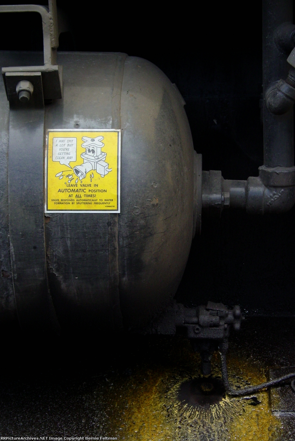 "I may spit a lot but you're getting clean air!" label on CSX C40-8W #7371 air tank